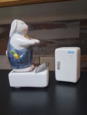 Three-piece Salt And Pepper Set